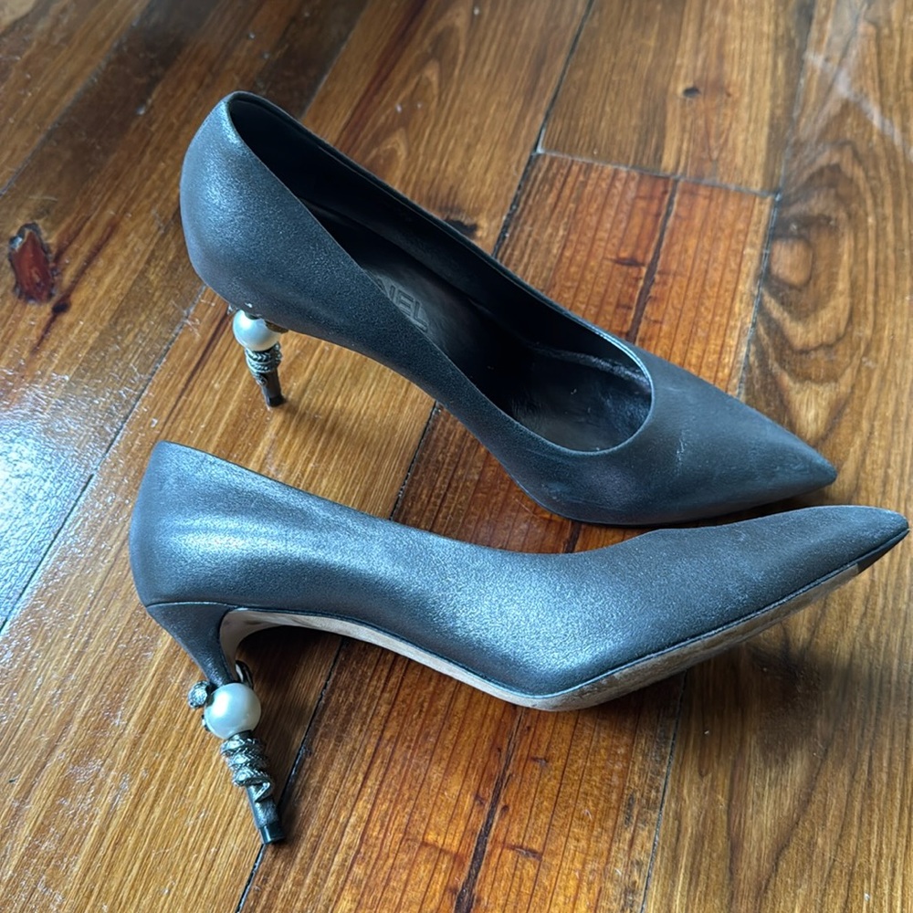 Stunning Lambskin Chanel Pumps in Gunmetal Grey sc 41 1/2.